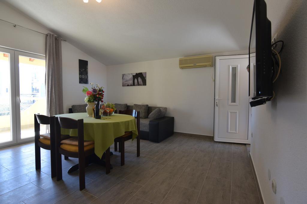 Apartments Batarilo Biograd Na Moru Esterno foto